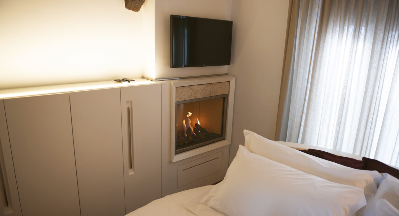 Camera da letto con letto rotante e camino