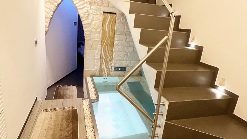 Piscina privata con idromassaggio in Suite San Martino