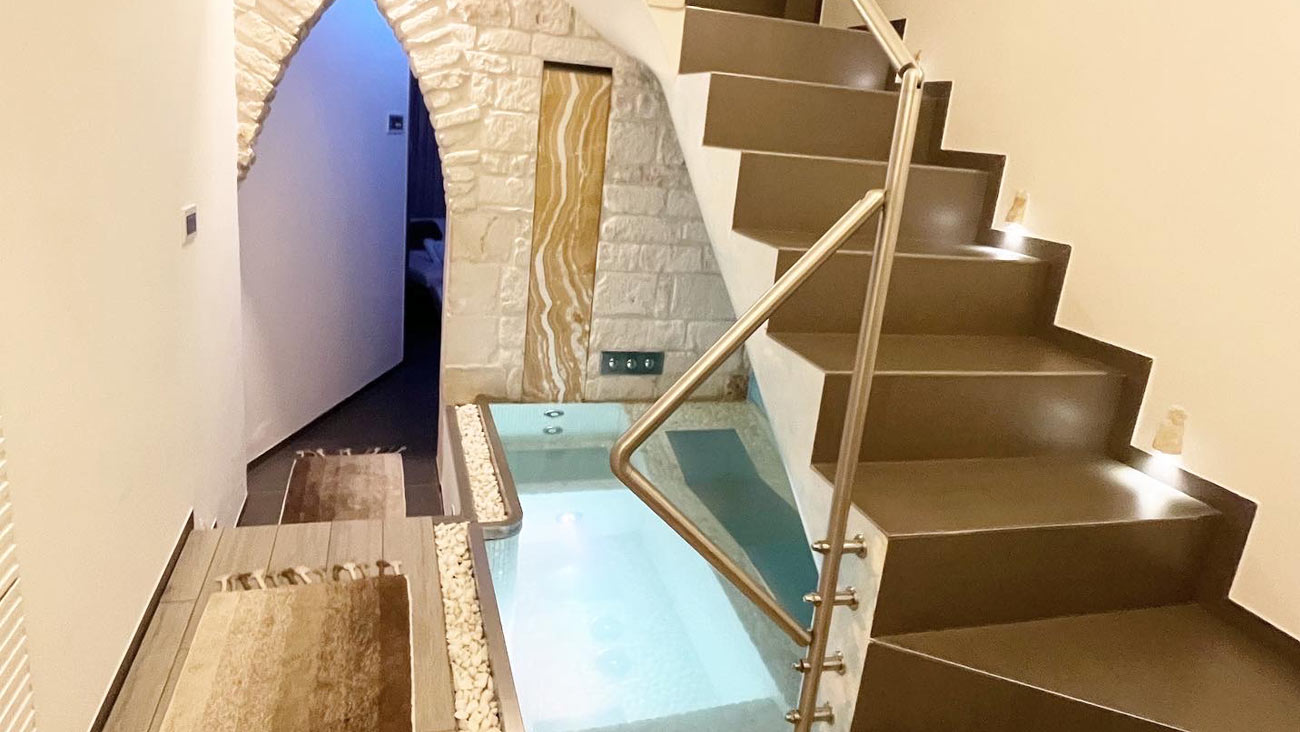 Piscina privata con idromassaggio in Suite San Martino
