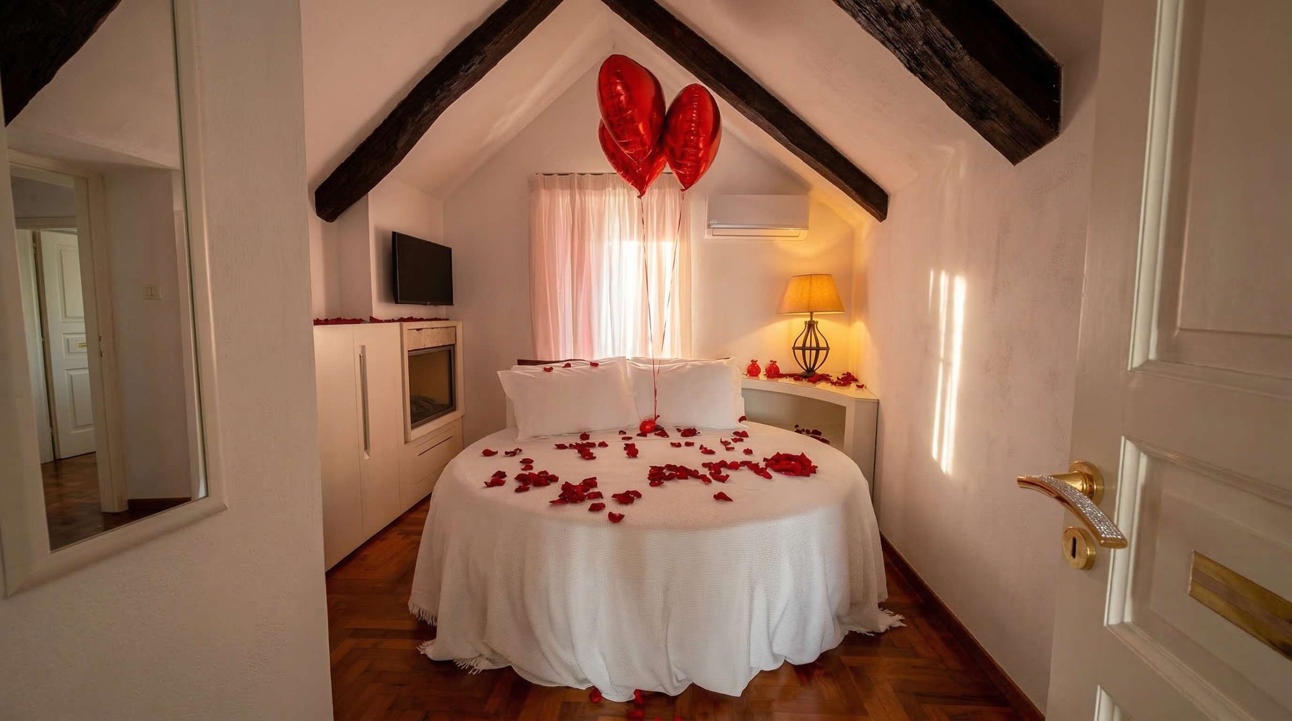 Romantic arrangement prepared for a couple at Suite San Martino