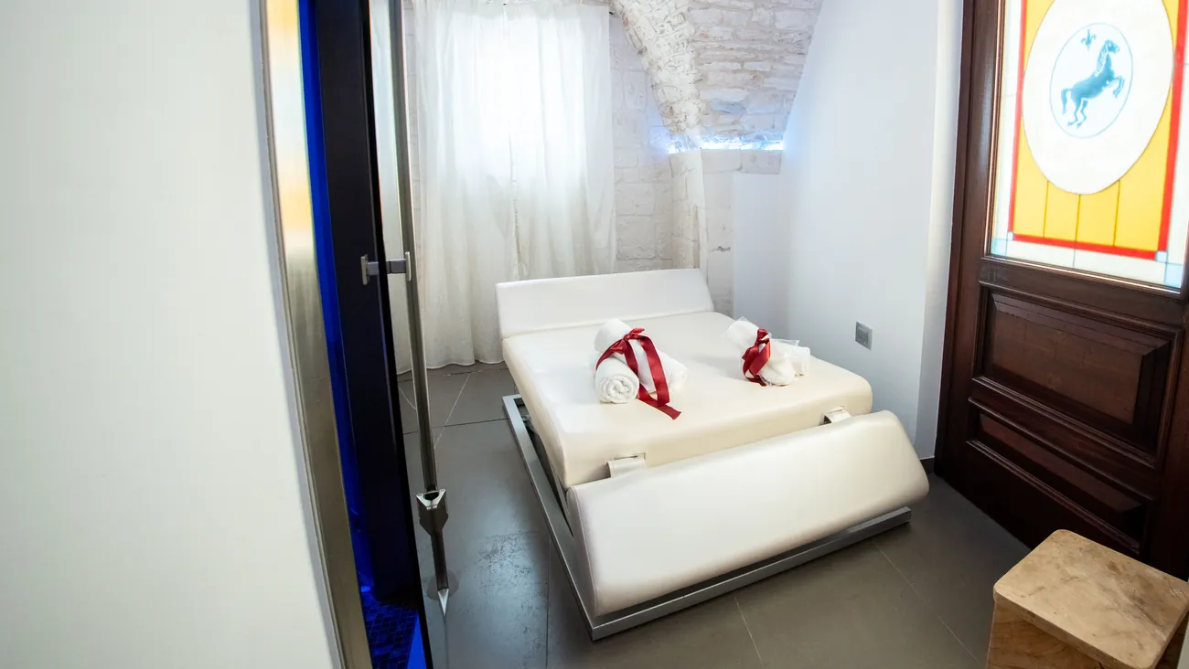 Letto con asciugamani a forma di cuore nella Suite San Martino a Martina Franca