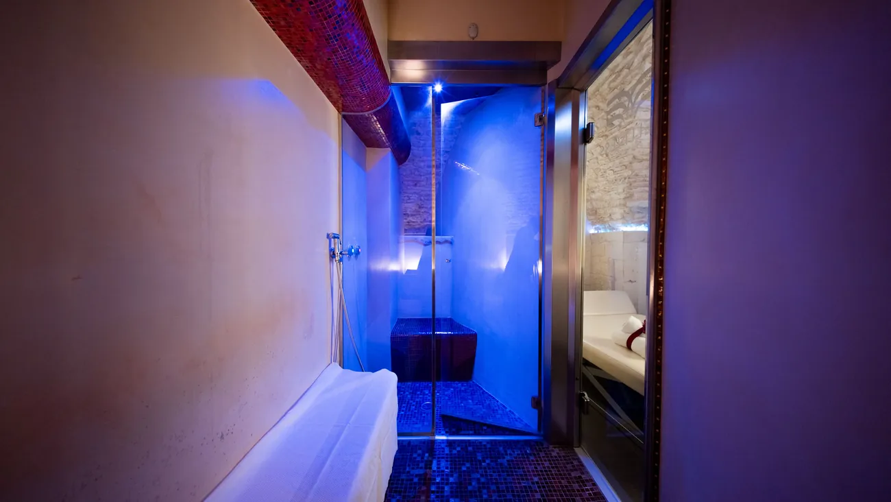 Centro benessere con doccia emozionale a luce blu nella Suite San Martino a Martina Franca