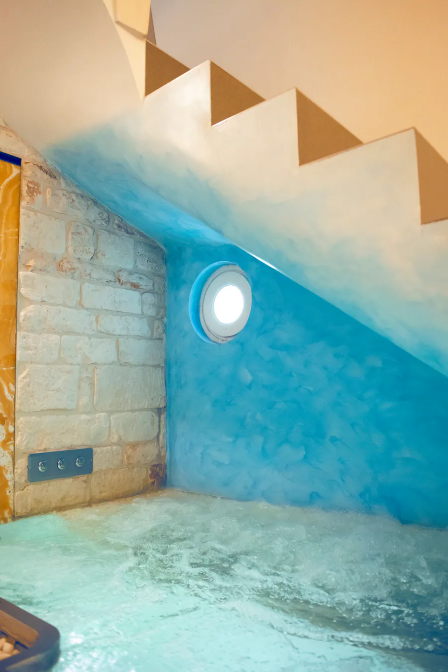 Piscina interna con idromassaggio e luce blu nella Suite San Martino a Martina Franca
