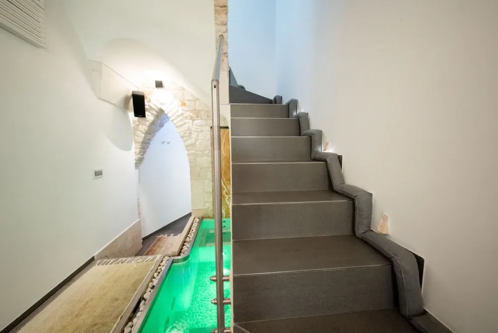 Piscina interna riscaldata e area wellness privata per un percorso benessere di coppia