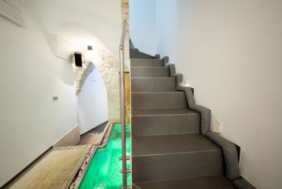 Piscina interna riscaldata e area wellness privata per un percorso benessere di coppia