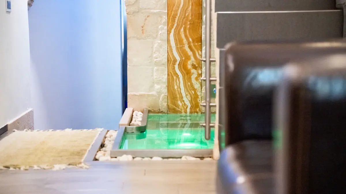 SPA privata con piscina interna riscaldata e idromassaggio nella Suite San Martino