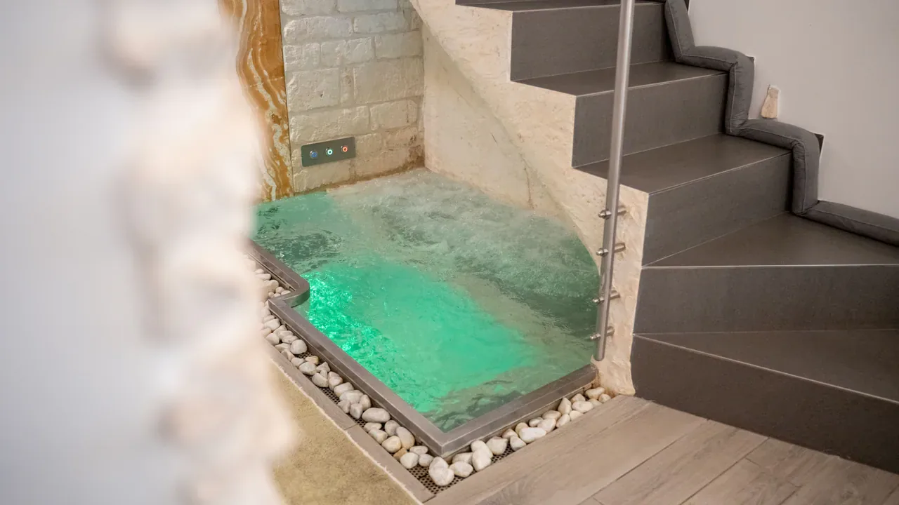 Piscina interna riscaldata con idromassaggio nella Suite privata