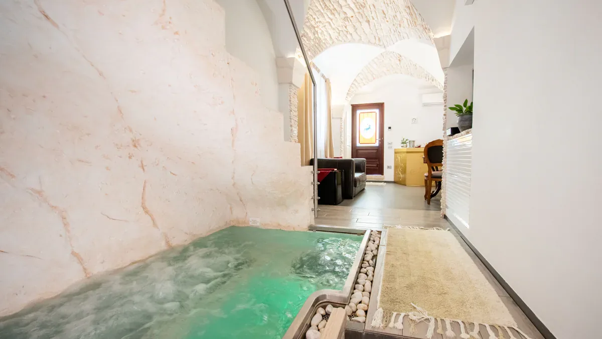 Piscina interna riscaldata con idromassaggio nella SPA privata della Suite