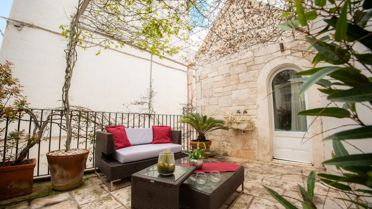 Terrazza privata in pietra della Suite San Martino nel centro storico di Martina Franca